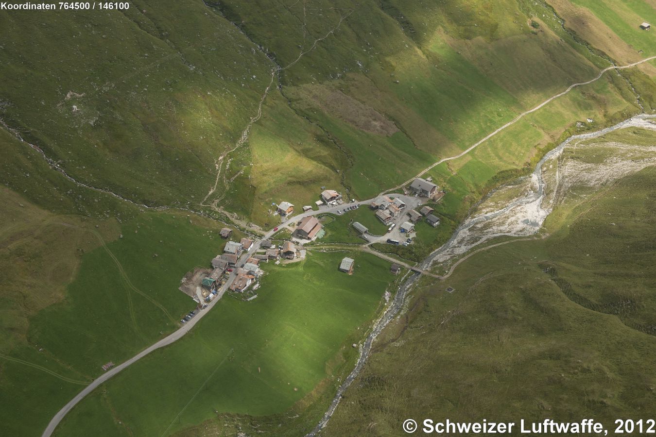 Ober - Juf und Under - Juf mit Jufer Rhein. Mit 2126 m.ü.M. ist Juf die höchstgelegene, ganzjährig bewohnte Siedlung der Schweiz und hat etwa 30 Einwohner und Einwohnerinnen. Es sind 6 Walserfamilien. - Avers wurd im 15. Jhd. durch deutschsprachige Walser besiedelt.